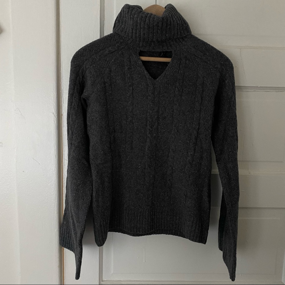 GREY TURTLENECK SWEATER